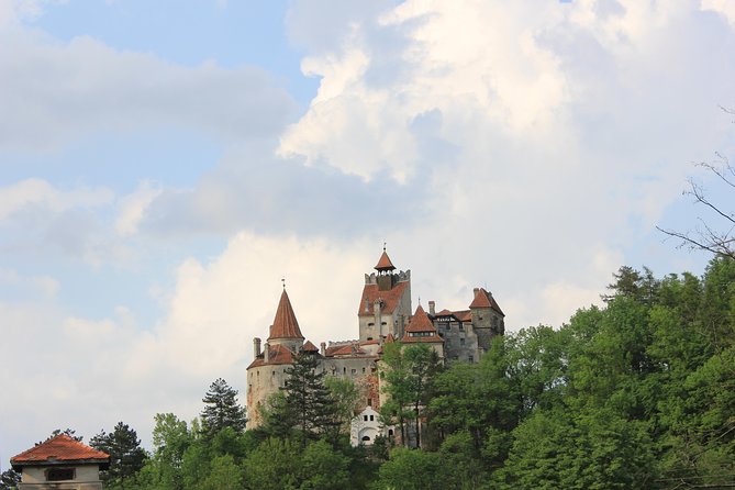 Tour of the 3 Castles: Bran, Rasnov and Peles in Spanish (native Spanish guide). - Why this three-castle day works