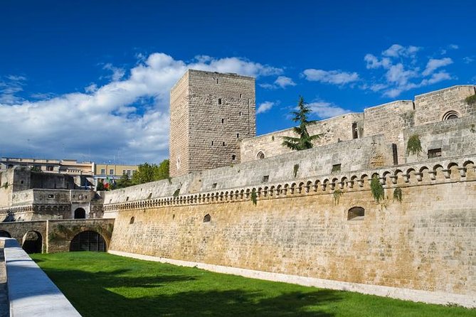 Tour of the fortifications of Bari: the defenses of the city and their history - Via Venezia puts the surviving wall under your feet