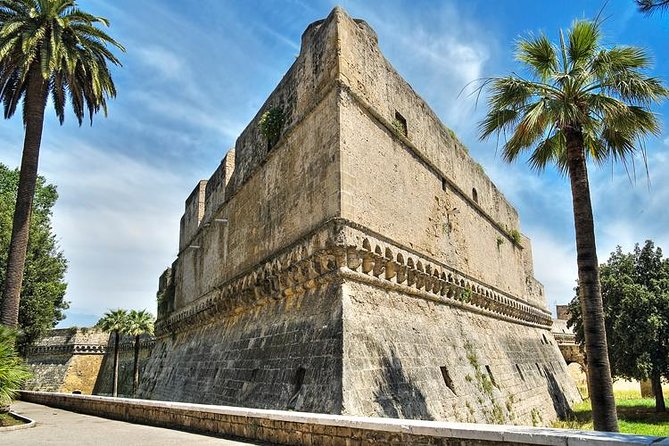 Tour of the fortifications of Bari: the defenses of the city and their history - Piazza del Ferrarese explains Murat’s Bari