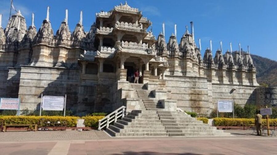 Udaipur: Transfer to Jodhpur via Ranakpur & Kumbhalgarh Fort - What the car ride is really like