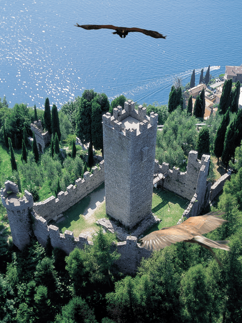 Varenna: Castello di Vezio Entry Ticket - The uphill approach from Varenna