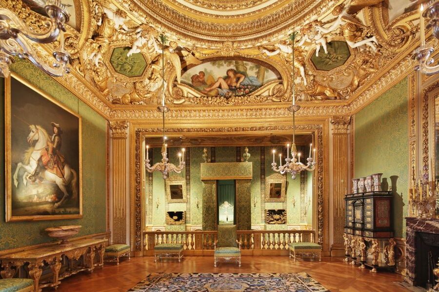 Vaux le Vicomte Chateau Entry Ticket and Chateaubus Transfer - How the $35 price compares with going independently