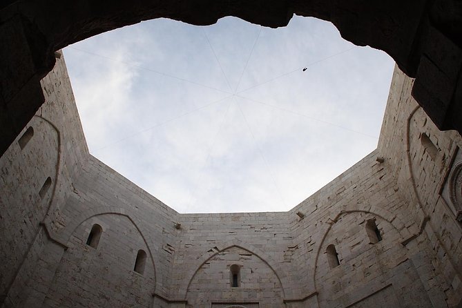 Walking tour Castel del Monte Unesco site - The exterior view explains the building