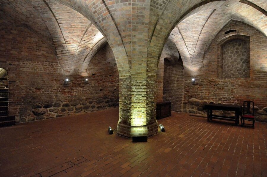 Warsaw: Skip-the-Line Royal Castle Guided Tour - Inside the Royal Castle’s Apartments and Halls