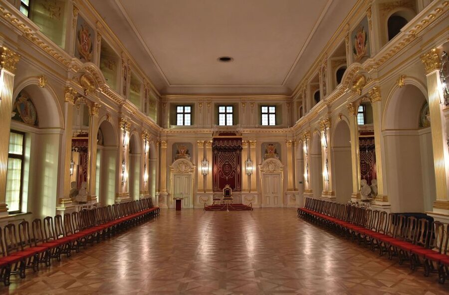 Warsaw: Skip-the-Line Royal Castle Guided Tour - Private or Small Group: Which Format Fits You?