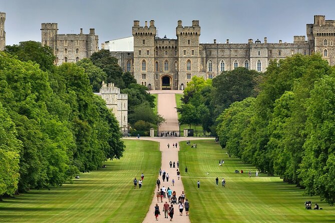 Windsor Castle Half Day Trip from London by Luxury Coach - The ride to Windsor and the live commentary