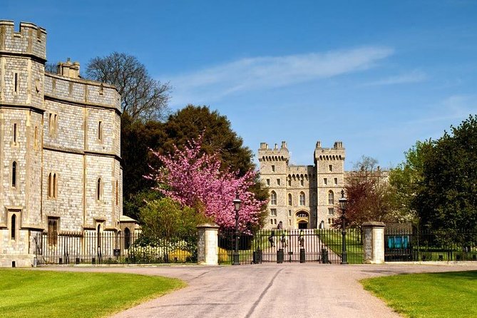 Windsor Castle, Stonehenge & Salisbury Cathedral Guided Tour - Windsor Castle: royal rooms in a tight 90 minutes